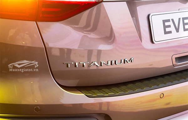 logo titanium ford everest 2018 2019 titanium 20 at 1cau muaxegiatot vn - Tìm hiểu những tính năng thông minh và an toàn trên Ford Everest 2022 mới