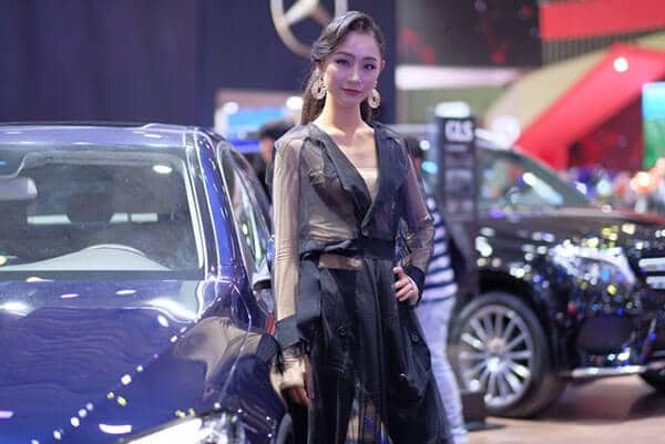 nguoi dep tai vietnam motor show 2018 muaxenhanh vn 8 - Ngắm dàn người đẹp "hút hồn" tại Vietnam Motor Show 2018