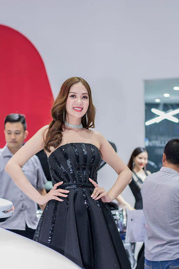 Ngắm dàn người đẹp "hút hồn" tại Vietnam Motor Show 2018
