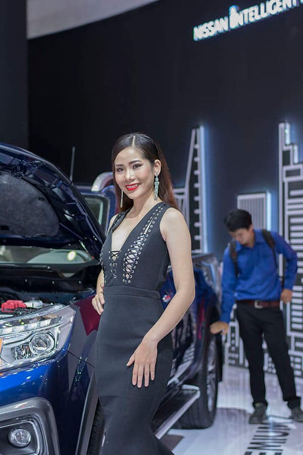 nguoi dep va xe tai vms 2018 muaxenhanh vn 12 - Ngắm dàn người đẹp "hút hồn" tại Vietnam Motor Show 2018