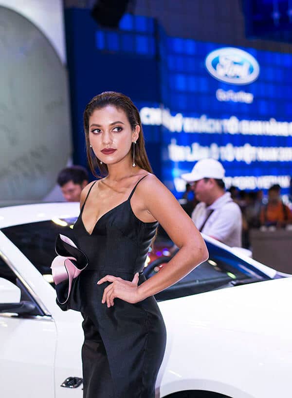 nguoi dep va xe tai vms 2018 muaxenhanh vn 13 - Ngắm dàn người đẹp "hút hồn" tại Vietnam Motor Show 2018