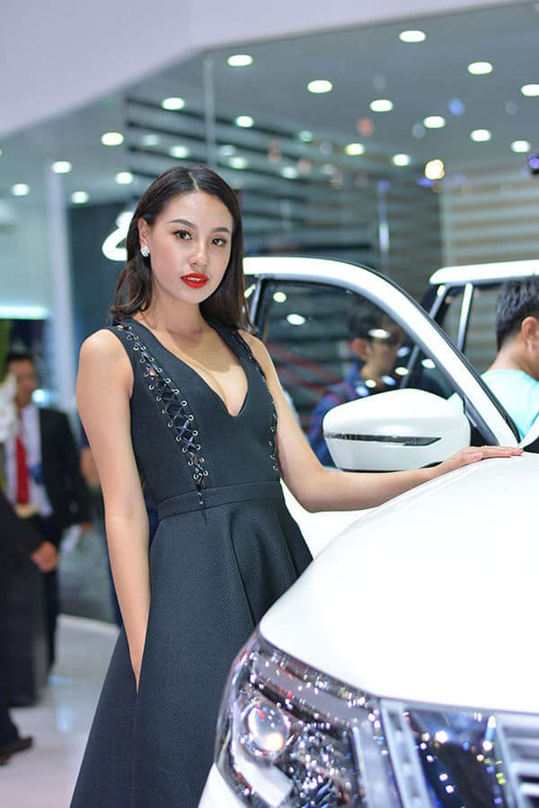 nguoi dep va xe tai vms 2018 muaxenhanh vn 19 - Ngắm dàn người đẹp "hút hồn" tại Vietnam Motor Show 2018