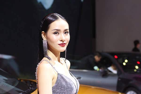 nguoi dep va xe tai vms 2018 muaxenhanh vn 2 - Ngắm dàn người đẹp "hút hồn" tại Vietnam Motor Show 2018