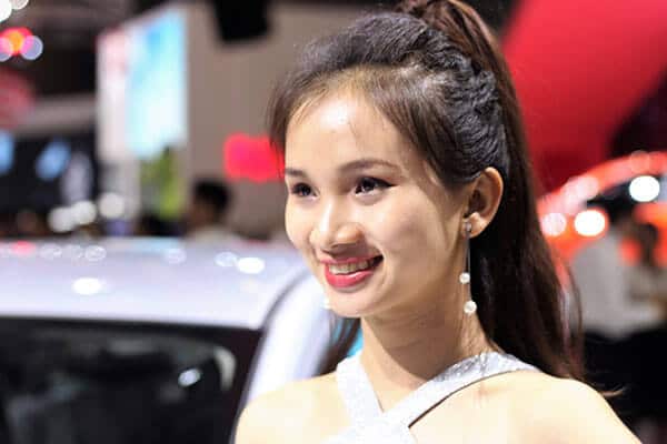 nguoi dep va xe tai vms 2018 muaxenhanh vn 6 - Ngắm dàn người đẹp "hút hồn" tại Vietnam Motor Show 2018