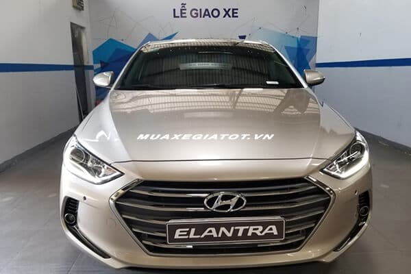 gia xe hyundai elantra 2018 muaxegiatot vn 12 - So sánh Toyota Altis và Hyundai Elantra