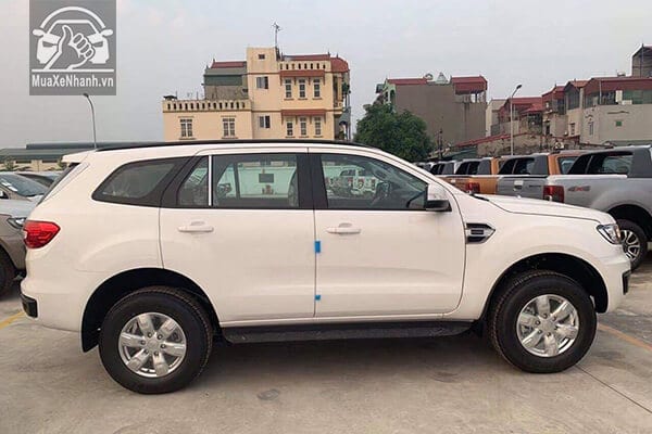 hong xe ford everest ambiente so san muaxenhanh vn 1 - So sánh Fortuner số sàn và Everest Ambiente số sàn