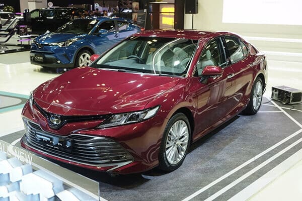 toyota camry 2019 ra mat singapore muaxenhanh vn 1 - So sánh Toyota Camry 2022 và Honda Accord 2022 nhập khẩu Thái lan