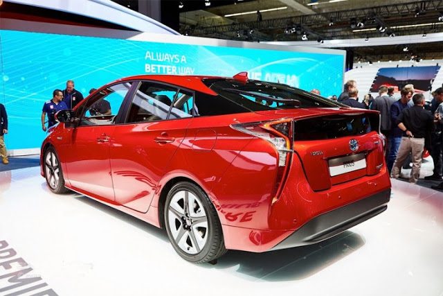 Toyota Prius 2017 7 728x486 - Đánh giá xe Toyota Prius 2022 Hybrid, Vững bước tiên phong
