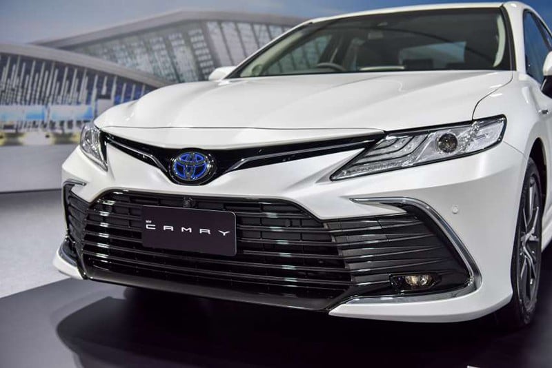 Dau xe Toyota Camry 2022 Thailand 2.5 HEV giaxehoi vn 800x534 1 - Đánh giá Toyota Camry Hybrid 2022 (2.5HV): Thêm loạt trang bị mới “đáng đồng tiền bát gạo”