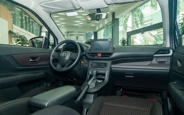 So sánh Toyota Avanza Premio và Suzuki Ertiga: MPV giá rẻ nào phù hợp chạy dịch vụ?