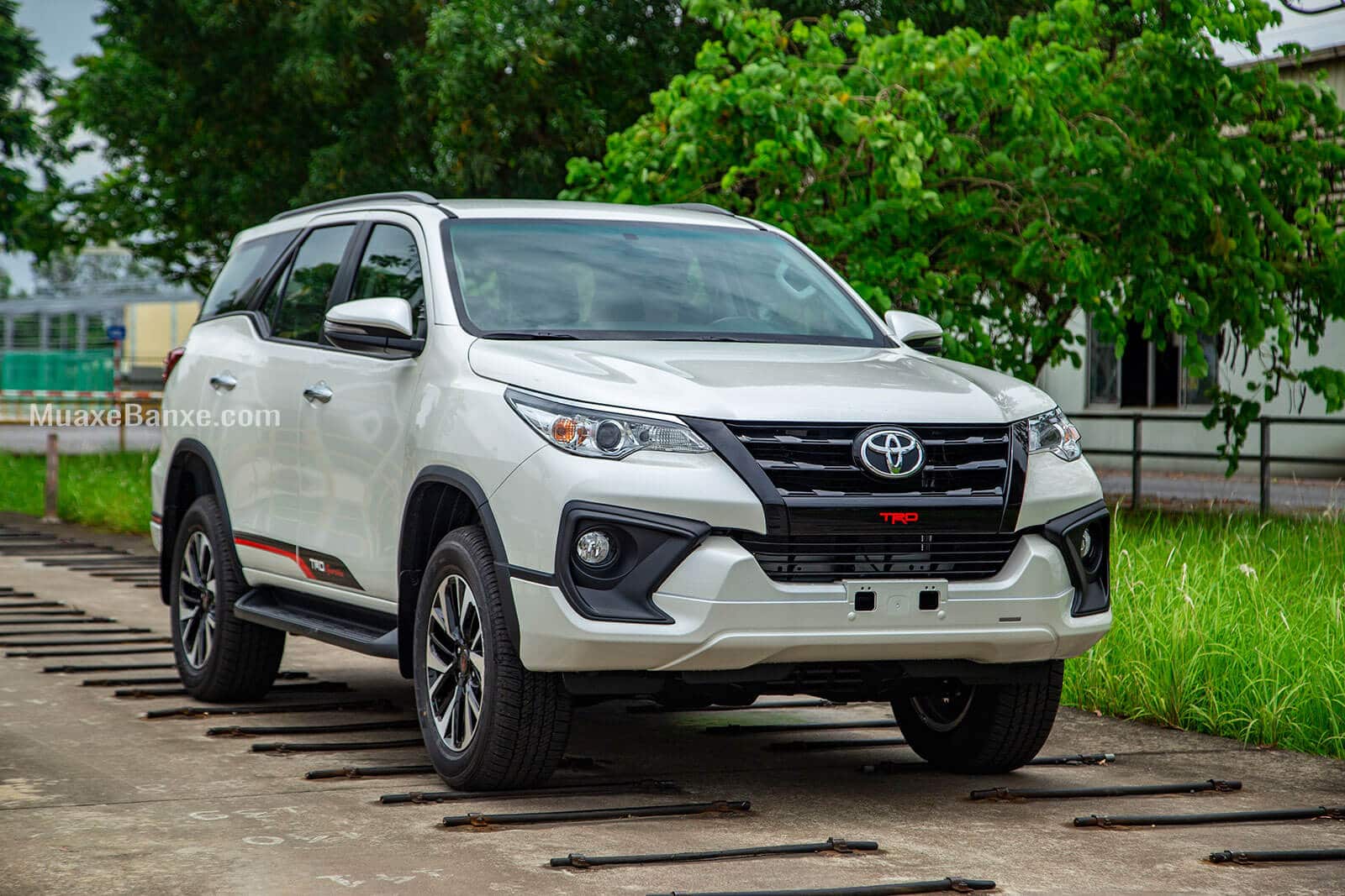 gia-xe-toyota-fortuner-trd-sportivo-2019-27l-42-may-xang-muaxegiatot-vn